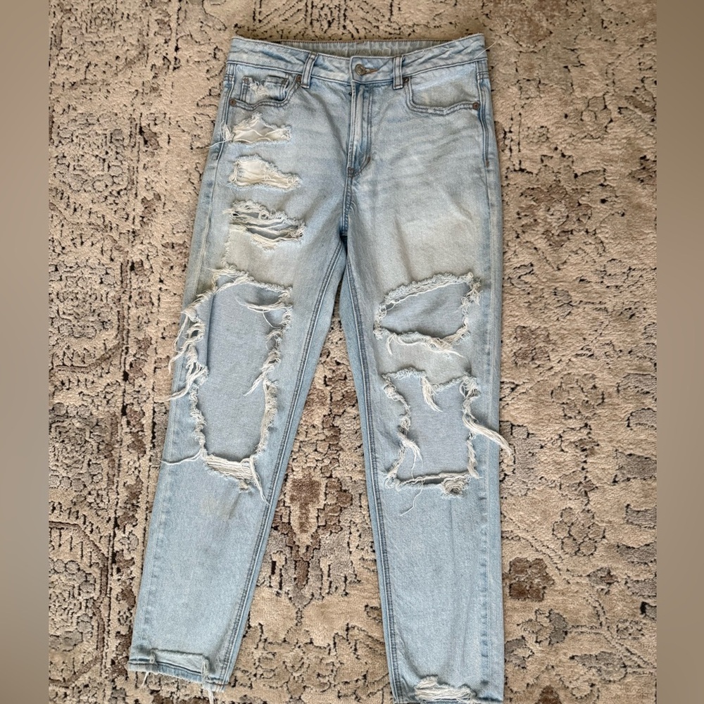 American Eagle Distressed Ripped Light Blue Women's straight leg Jeans Size 6